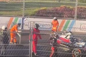 Formula E race in Hyderabad:ట్రాక్‌పైకి జనాలు, వాహనాలు.. ప్రాక్టీస్‌లో ప్రమాదం!