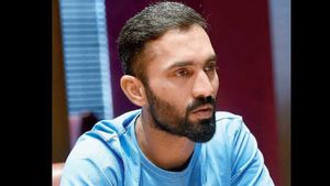 అయ్యర్ స్థానంలో అతన్ని ఆడించండి.. శుభ్‌మన్ గిల్ మాత్రం వద్దు: దినేశ్ కార్తీక్