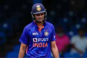 INDvsAUS : గిల్‌కు జట్టులో చోటివ్వని వెటరన్.. అంత కుళ్లు ఎందుకంటూ ఫ్యాన్స్ ఫైర్!