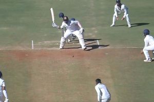 Ranji Trophy 2023: మరోసారి ఒంటి చేత్తో బ్యాటింగ్ చేసిన హనుమ విహారి.. కష్టాల్లో ఆంధ్ర! (వీడియో)