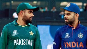 Virat Kohli : పీఎస్ఎల్ ఆడుతున్నావని.. కోహ్లీ కన్నా బాబర్ బెటర్ అంటావా?