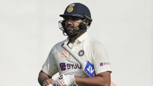 INDvsAUS : మరీ లావుగా కనిపిస్తున్నాడు.. రోహిత్‌పై మాజీ లెజెండ్ షాకింగ్ కామెంట్స్!