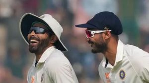 INDvsAUS : నాకు బౌలింగ్ రాకూడదని అలా చేస్తున్నావా?.. అక్షర్ ప్రశ్నకు నవ్వేసిన జడ్డూ!