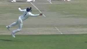 INDvsAUS : వైరల్ అవుతున్న రాహుల్ స్టన్నింగ్ క్యాచ్..!