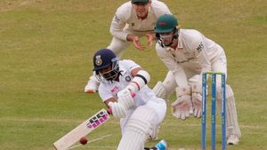 INDvsAUS : టీమిండియాలో వేస్ట్.. తెలుగు కుర్రాడిపై నెటిజన్ల ఆగ్రహం!