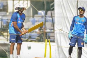 INDvsAUS : రోహిత్ కేవలం బ్యాటింగ్ చేస్తే సరిపోదు.. అందరి కళ్లూ అతనిపైనే!