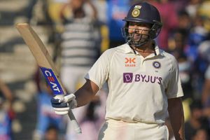 IND vs AUS: రోహిత్ శర్మ హాఫ్ సెంచరీ.. తొలి రోజు ఆసీస్‌ను ఆడుకున్న భారత్!