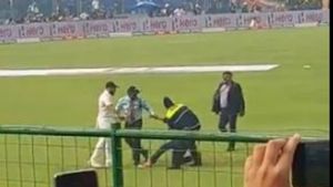 IND vs AUS: మైదానంలోకి దూసుకొచ్చిన అభిమాని.. గొప్ప మనసు చాటుకున్న షమీ (వైరల్)