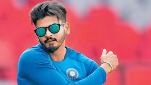 INDvsAUS : రెండో టెస్టులో జట్టుతో చేరుతున్న అయ్యర్.. ఫుల్ ఖుషీలో ఫ్యాన్స్!