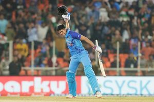 IND vs NZ: శతక్కొట్టిన శుభ్‌మన్ గిల్.. న్యూజిలాండ్ ముందు టఫ్ టార్గెట్!