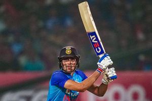 INDvsAUS : గిల్ బ్యాటింగ్‌తో రాహుల్‌పై ఒత్తిడి.. డేంజర్‌లో ఓపెనింగ్ స్థానం?