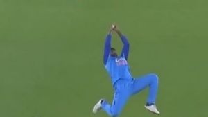 INDvsNZ : స్కైకి ఆకాశమే హద్దు.. సూపర్ స్టార్ ఫీల్డింగ్‌కు ఫ్యాన్స్ ఫిదా!