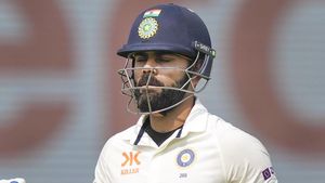 INDvsAUS : థర్డ్ అంపైర్ కళ్లు దొబ్బాయా?.. కోహ్లీ అవుట్‌పై మండిపడుతున్న ఫ్యాన్స్