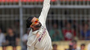 INDvsAUS : బౌలింగ్ టిప్స్ అడిగిన ఆసీస్ స్పిన్నర్.. అదిరిపోయే జవాబిచ్చిన జడ్డూ!