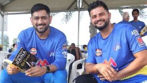 ధోనీ పొడవాటి జుట్టును చూసి వీడేం ఆడుతాడనుకున్నాం: సురేశ్ రైనా