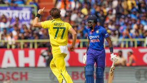 IND vs AUS:ఐదేసిన మిచెల్ స్టార్క్.. 117 పరుగులకే కుప్పకూలిన టీమిండియా!