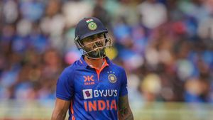 INDvsAUS : మంచి టచ్‌లో కనిపించినా.. అదే మాదిరి అవుటైపోయాడు.. కోహ్లీపై ట్రోల్స్!