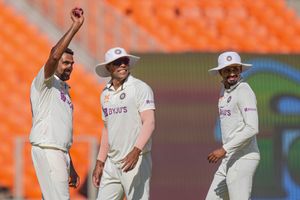 INDvsAUS : ఆసీస్ బౌలింగ్ చూశాక.. అశ్విన్‌కు సలాం కొడుతున్న ఫ్యాన్స్!