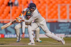 INDvsAUS : ఇంత చెత్త షాట్లు ఆడతారా?.. జడేజాపై మండిపడుతున్న ఫ్యాన్స్