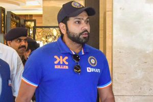 ఏ హీరో.. నన్ను పెళ్లి చేసుకుంటావా? విశాఖ కుర్రాడికి రోహిత్ శర్మ షాకింగ్ ప్రపోజల్(వీడియో)