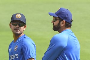 INDvsAUS : చేతిలో బాటిల్ పడేశాడని.. ఇషాన్ కిషన్‌ను కొట్టబోయిన రోహిత్!