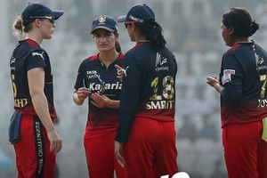 RCBvsDC : చిత్తుగా ఓడిన ఆర్సీబీ అమ్మాయిలు.. అబ్బాయిల అడుగు జాడల్లోనే అంటూ ట్రోలింగ్!