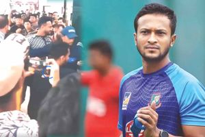 Watch Video : స్టార్ క్రికెట్ చొక్కా పట్టుకు లాగేసిన ఫ్యాన్స్.. కొంచెం ఉంటే కింద పడిపోయేవాడే!