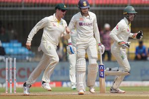 INDvsAUS : ఆరంభంలోనే గిల్ అవుట్.. కానీ అంపైర్ ఎందుకు నాటౌట్ ఇచ్చాడు?