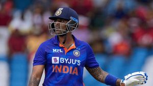 INDvsAUS : ఇంత దారుణంగా ఆడుతున్నా.. వాడికే ఛాన్సులు.. సంజూ మాత్రం వద్దా?