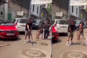 INDvsAUS : పిల్లలతో కలిసి రోడ్డుపై క్రికెట్ ఆడిన వార్నర్. వీడియో వైరల్!