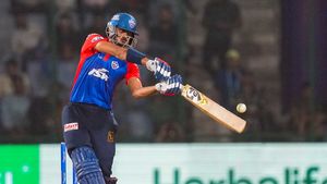 DC vs MI: చావ్లా, బెహెండార్ఫ్ తీన్మార్.. ఢిల్లీని ఆదుకున్న అక్షర్!