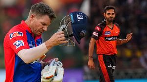 SRH vs DC: భువనేశ్వర్ కుమార్ కాళ్లు మొక్కిన డేవిడ్ వార్నర్ (వీడియో)