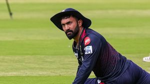 PBKS vs RCB: కార్తీక్ కాక.. కామెంట్రీ చెప్పుకోక ఎందుకే ఈ తిప్పలు!