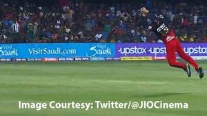 RCBvsMI : నీ ఏజ్ ఏంది? ఈ క్యాచ్ ఏంది?.. ఆర్సీబీ కెప్టెన్ ఫీల్డింగ్‌కు ఫ్యాన్స్ ఫిదా!