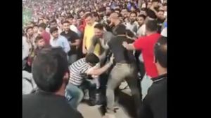 DCvsSRH : సన్‌రైజర్స్, ఢిల్లీ మ్యాచ్‌లో గొడవ.. స్టేడియంలోనే కొట్టుకున్న ఫ్యాన్స్!