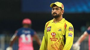 CSK vs LSG: నోబాల్స్ విషయంలో తుషార్ దేశ్ పాండేకు క్లాస్‌పీకిన ధోనీ! (వీడియో)