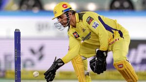 GTvsCSK : తొలి మ్యాచ్‌లో డైవ్ చేసి.. నొప్పితో విలవిల్లాడిన ధోనీ.. ఆందోళనలో ఫ్యాన్స్!