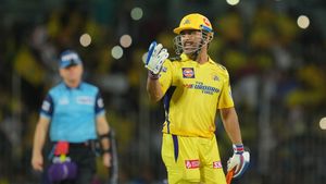 RCBvsCSK : ధోనీ గాయంపై క్లారిటీ ఇచ్చిన చెన్నై కోచ్.. ఆర్సీబీ మ్యాచ్‌లో ఆడుతున్నాడా?