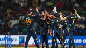 DC vs GT:మహమ్మద్ షమీ, రషీద్ ఖాన్ తీన్మార్.. ఢిల్లీ బేజార్! గుజరాత్ ముందు ఈజీ టార్గెట్!