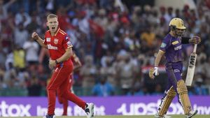 మాన్‌స్టర్ సిక్సర్: బంతిని స్టాండ్స్ దాటించిన కొత్త కుర్రాడు