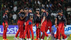 RCBvsDC : ఆర్సీబీ ఫ్యాన్స్‌కు గుడ్ న్యూస్.. టీంతో కలిసిన స్టార్ ప్లేయర్!