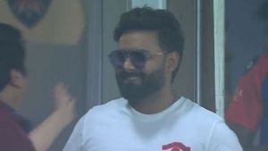 DC vs GT మ్యాచ్‌‌కు రిషభ్ పంత్.. కండ్లకు ఐనా బెట్టి కత్తోలే ఉన్న ఢిల్లీ కెప్టెన్!