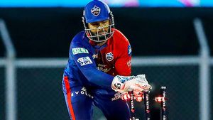 LSG vs DC: పాంటింగ్ అన్నంత పని చేశాడు.. ఢిల్లీ డగౌట్‌లో రిషభ్ పంత్!