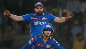 DC vs MI: అసహనంతో ఆటగాళ్లపై నోరుపారేసుకున్న రోహిత్ శర్మ! (వీడియో)