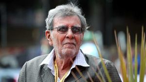 ఫ్యాన్స్ అడిగితే సిక్సర్లు బాదే భారత మాజీ లెజెండ్ కన్నుమూత..!