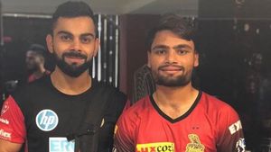 RCB vs KKR, IPL 2023: విరాట్ కోహ్లీ కాళ్లు మొక్కిన రింకూ సింగ్!