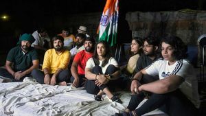 Wrestlers Protest న్యాయం కోసం రెజ్లర్ల పోరాటం.. ఫుట్‌పాత్‌పై నిద్రలు పోతున్న స్టార్ రెజ్లర్లు!