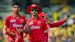 నాడు వికెట్లు విరగ్గొట్టిన అర్ష్‌దీప్ సింగ్‌కు ఇప్పుడు నడ్డి విరగ్గొట్టిన ముంబై బ్యాటర్లు