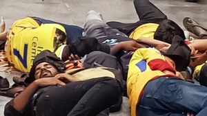 CSKvsGT : ధోనీని చూసేందుకు వచ్చి.. రైల్వే స్టేషన్‌లో పడుకున్న చెన్నై ఫ్యాన్స్!