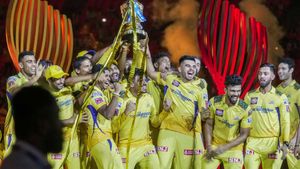 IPL 2023 : ఐదో ట్రోఫీ నెగ్గిన తర్వాత.. కుర్రాళ్లకు ధోనీ ఇచ్చిన సలహా ఏంటంటే?